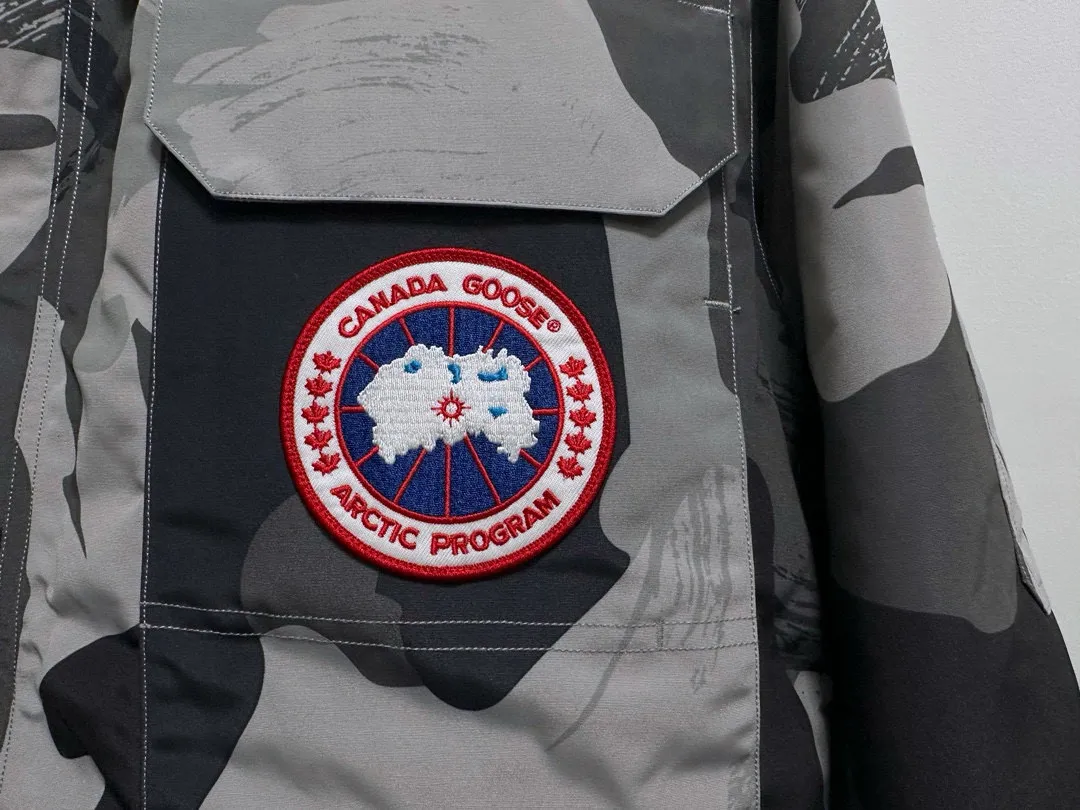 P780 Top Purchasing Version (Wolf Hair Optional) 🇨🇦CANADA GOOES 24 new models 08 models/couple models Factory direct supply: supplying global purchasing agents, micro-business, entities, Tmall, high-end stalls and studio cooperation, free shipping! Canada Goose Expedition Parka 2008 is the same style for men and women. It is mid-length and the most timeless classic. All Arctic and Antarctic scientific expedition teams choose Canada Goose as their cold-proof equipment. It is the Rolls-Royce of down jackets. ➖ Industry-leading anti-counterfeiting chip sensing. ➖ Imported Behringer embroidery machines and customized embroidery labels, the highest level and industry leading. ➖ Imported Korean 21-count polyester-cotton blended original fabric, TC85 waterproof coated fabric, water-repellent, windproof and wear-resistant. ➖ The new national standard 80 white duck down is filled with an average of 520 grams of down. The amount of down filled is industry-leading. ➖ 100% nylon lining with double double-layer sealing design to prevent velvet running, and seamless thread design on the cuffs! ➖ Western Canadian Green Wolf Collar. ➖ Yoshida YKK provides original factory-customized electroplated sliders. YKK two-way lockable zippers are tight and smooth and do not peel off paint. ➖ 3M composite Velcro is durable and the accessories and hardware are all custom-made. Note: Our copywriting is only simple and clear. Instead of bragging about the copywriting, it is better to compare and understand with samples. Only for the purest goose, the most dedicated, the most professional, the highest quality, the highest cost performance!  Size:XS-XXL